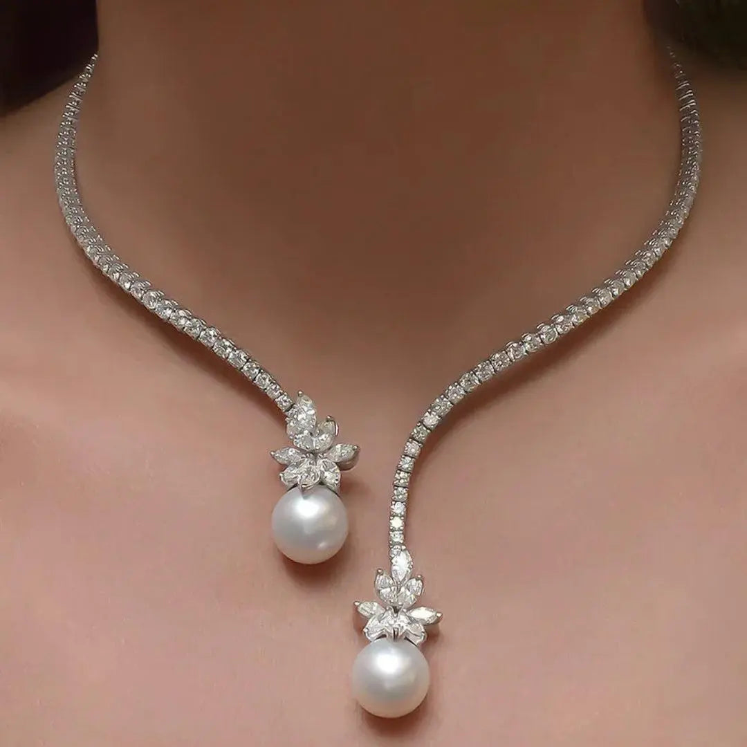 Elegant shiny necklace with pearls