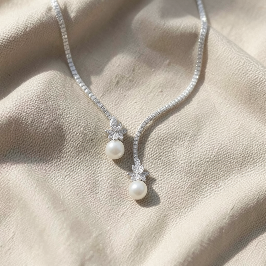 Elegant shiny necklace with pearls